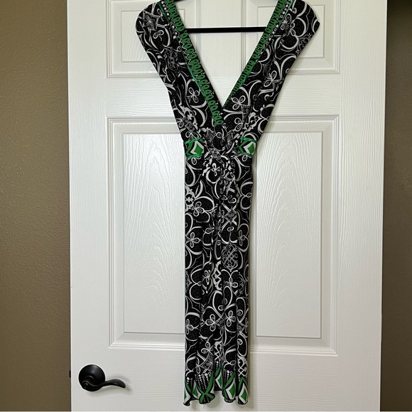 Roulette V neck Dress - Picture 3 of 8